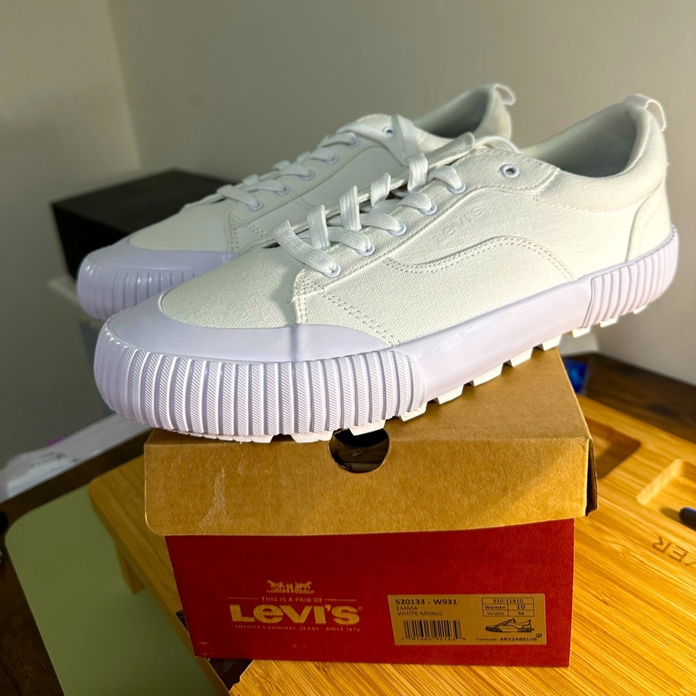 BEAND NEW-Levi's Womens Size 10 Emma Vegan Synthetic Leather Lowtop Sneaker Shoe